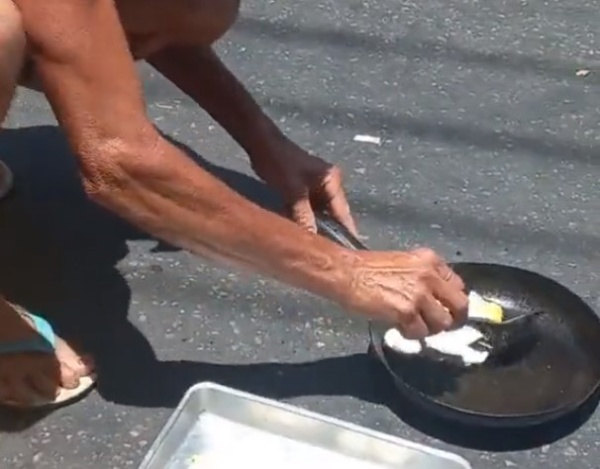 Por las altas temperaturas en Brasil, un joven se puso a cocinar un huevo en el medio de la calle y se hizo viral