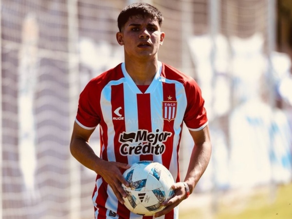 Se destacó en la reserva, Domínguez lo hizo debutar en primera y Estudiantes lo convirtió en profesional