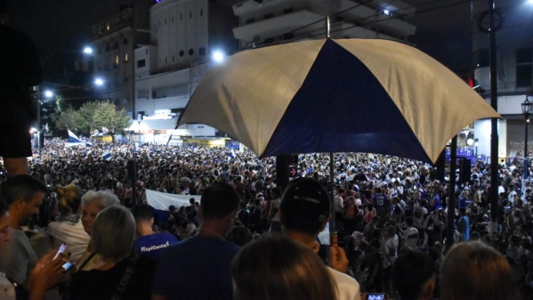 La ciudad de La Plata se tiñó de blanco y azul: el Lobo ganó el clásico y los hinchas salieron a las calles a festejar