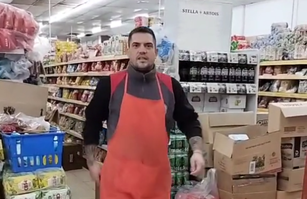 “El pollero es re pollera”: ella tuvo que poner carteles con los precios del local pero aprovechó para marcar territorio