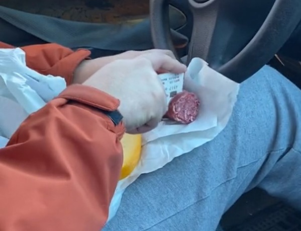 “Cuando hay hambre y no tenés cubiertos”: un joven utilizó una particular técnica para cortar chorizo y queso y se hizo viral