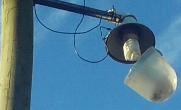 Vecinos de 154 y 74 bis reclaman que cambien el foco de una iluminaria