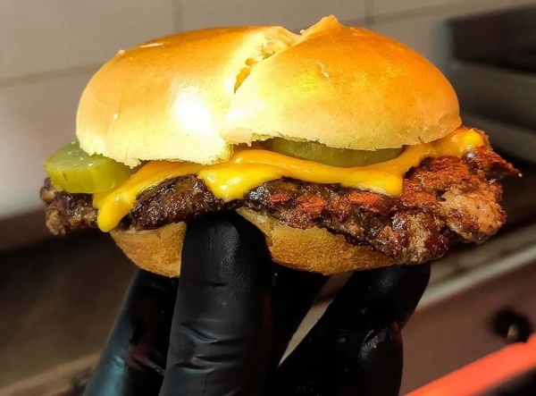 Una mujer se hizo viral por su extraña dificultad para nombrar un local que vende hamburguesas: "Lo dio todo"