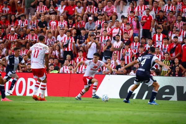 Gimnasia vivió una pesadilla y cayó goleado en su debut ante Instituto
