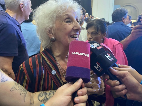 Estela de Carlotto celebró la llegada de Alak a la ciudad de La Plata: “Nuevamente tenemos una esperanzada que nos alegra”