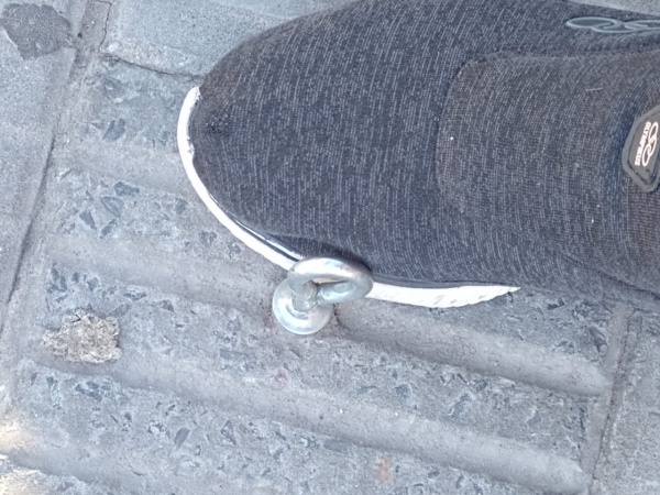 En 13 y 42 los vecinos denuncian que se tropiezan con un peculiar objeto y piden más inclusividad