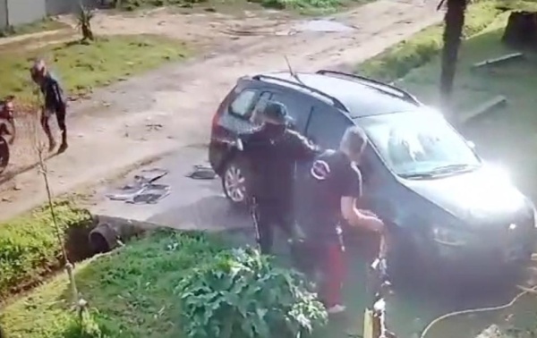 Violenta entradera en La Plata: un hombre estaba lavando el auto y fue atacado por cuatro delincuentes