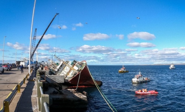Hundimiento de un barco pesquero amarrado al muelle en Puerto Madryn