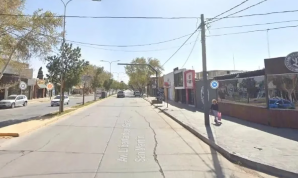 Un joven armó disturbios en un bar, se quiso escapar de la policía y lo atropelló una moto: quedó internado