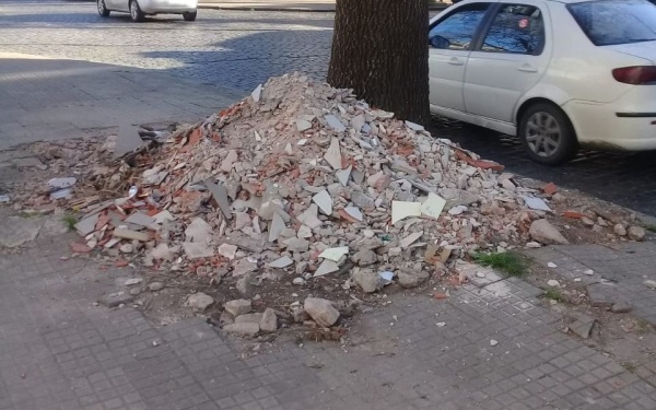 El reclamo de los vecinos de Parque Saavedra por una montaña de escombros