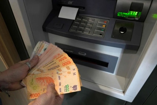 Un platense fue al banco a depositar y luego de meter todos los billetes ocurrió una insólita situación