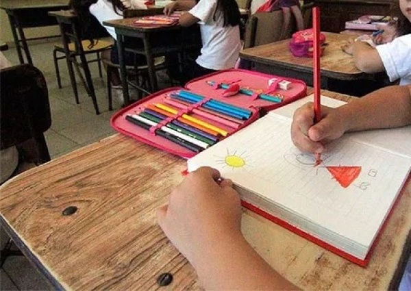 “No es el fin del mundo”: una madre cruzó a otra por un conflicto con uno de los lápices de su hija y se hizo viral