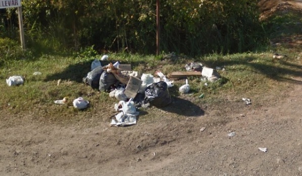 En Los Hornos piden que pongan un contenedor de basura por que la gente "tira lo residuos donde quiere"