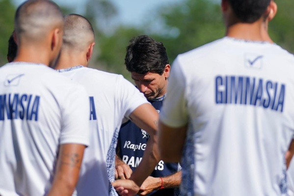 Chirola armó su primera lista y definió el equipo para debutar con Vélez