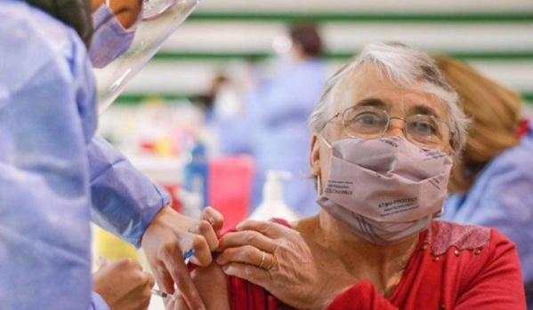 El Ministerio de Salud convocó a grupos de expertos para estudiar una posible combinación de vacunas