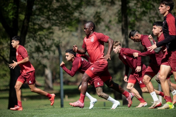 Con un plantel numeroso y pibes, Estudiantes se instaló en Córdoba y ya mira de reojo el clásico 