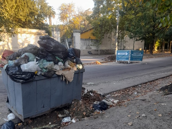 Vecinos denunciaron el colapso de los contenedores de basura cerca del bosque platense