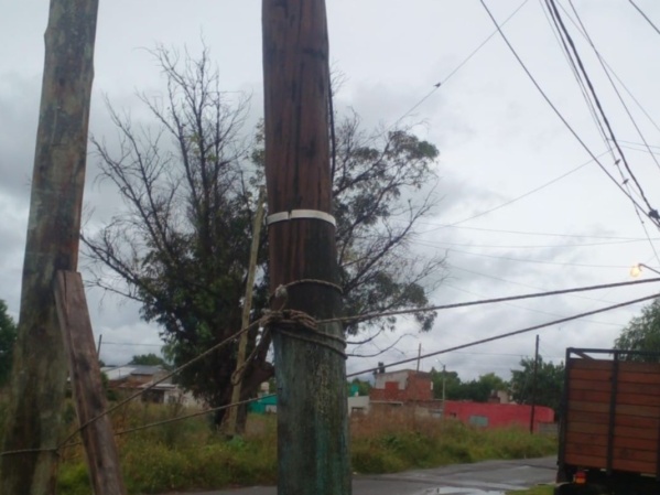 Vecinos de 98 y 4, se mostraron preocupados por la caída de dos postes sobre las viviendas: "Puede provocar un desastre"