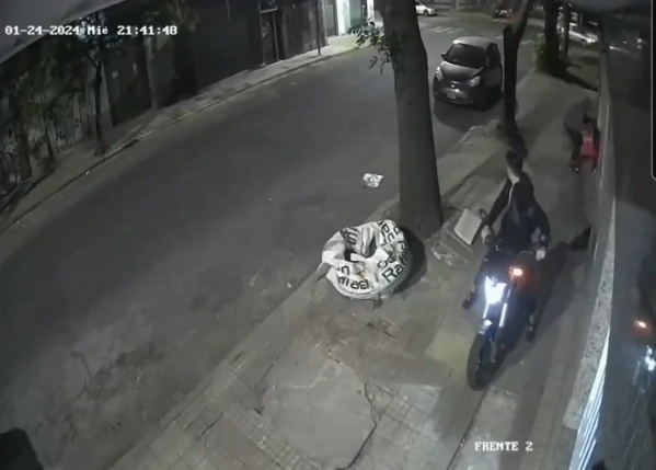 Dos motochorros tiraron al piso y golpearon a una mujer para robarle el celular en La Plata
