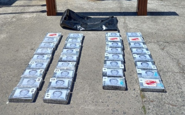 En Ensenada encontraron una embarcación a la deriva con un hombre muerto y un bolso con 37 kilos de cocaína