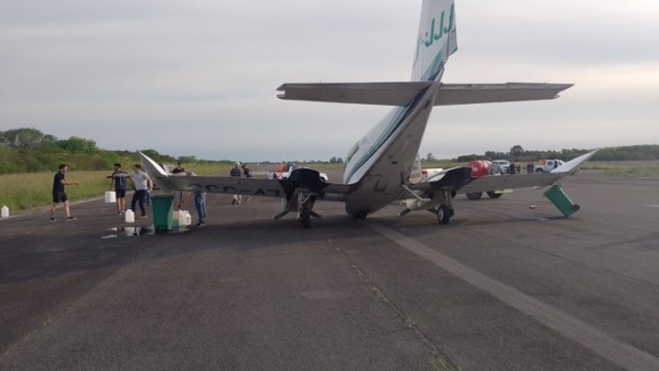 Un avi&oacute;n intentaba tomar vuelo en el aeropuerto de La Plata, no pudo y qued&oacute; incrustado en la pista