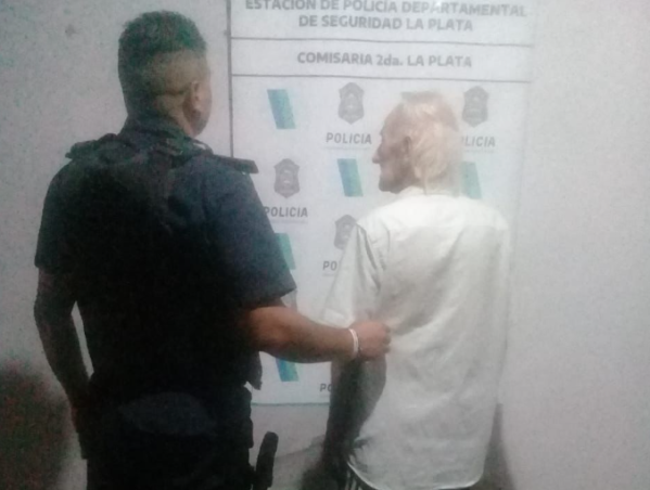 Un platense de 67 a&ntilde;os lavaba su auto con una pistola en la mano y termin&oacute; en la comisar&iacute;a
