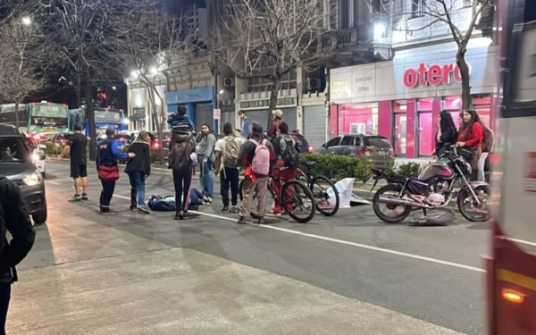 Violento siniestro vial en el centro platense: Una mujer fue hospitalizada