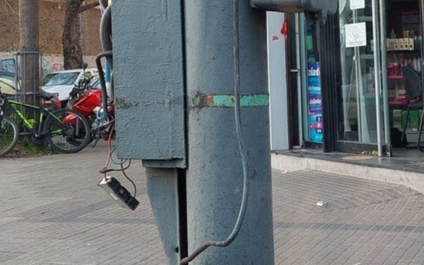 Preocupación por cables sueltos en distintos postes de la ciudad
