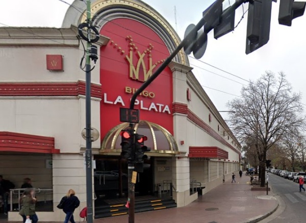 Brutal robo a metros del bingo de La Plata: delincuentes le fracturaron la clavícula a la víctima