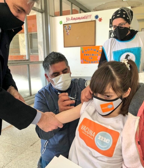 Tras una larga espera, una adolescente con parálisis cerebral recibió la vacuna contra el Covid