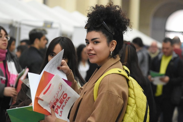 Se realizó la “Expo Empleo” en La Plata con la participación de cientos de jóvenes y 40 empresas e instituciones