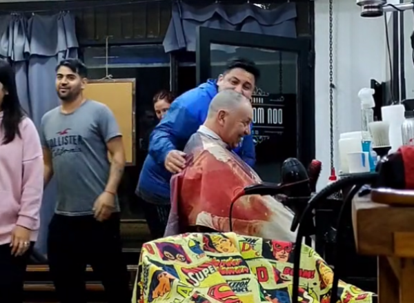 “Hasta que un día cayó el pelo”: un hombre recibió la emotiva sorpresa de todos sus amigos y familiares en la peluquería