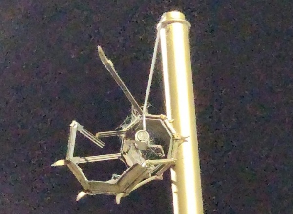 Un luminaria en diagonal 74 y 3 que pende de un hilo: "Cuelga de un cable"