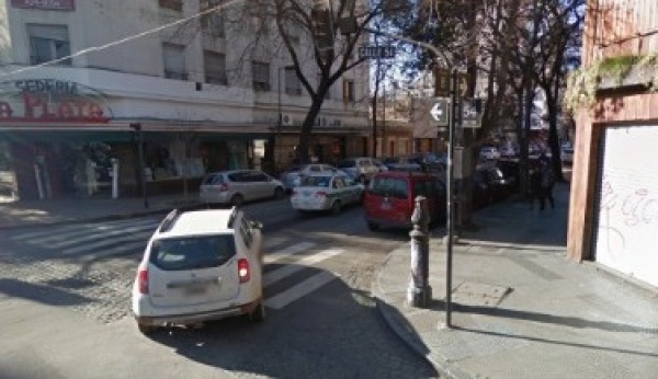 Piden que se coloque una garita en la parada de micros de 8 y 54