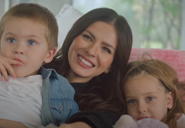 “El amor que tú me das”: la China Suárez lanzó una canción junto a Rodrigo Tapari y sus hijos participaron del videoclip