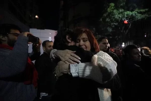 La Justicia orden&oacute; al Gobierno porte&ntilde;o a culminar con el operativo policial en la casa de Cristina Kirchner