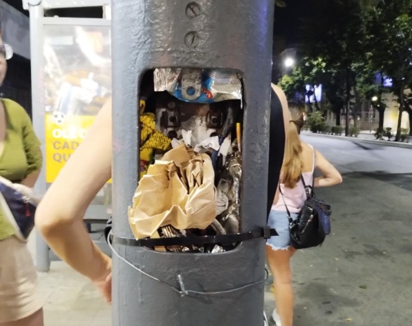 "Al no estar cubiertos, los llenan de mugre": frentistas piden que se coloque una tapa a un poste que está en 7 y 45