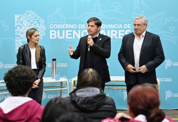 Kicillof entregó 327 computadoras a estudiantes de General Villegas