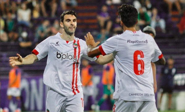 Estudiantes se impuso por 4 a 1 ante Defensor Sporting en Uruguay