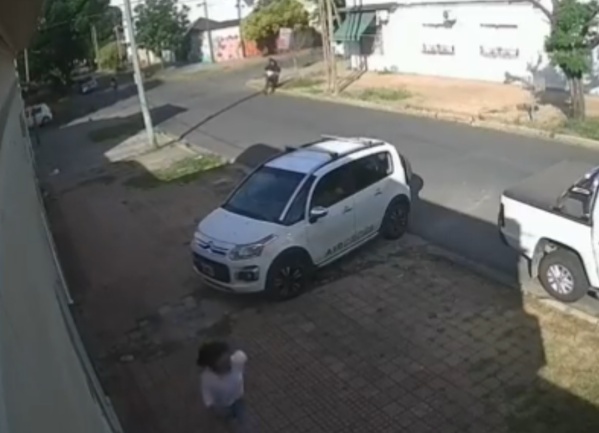 Nuevamente motochorros ponen en pánico a la ciudad: atacaron a una madre y a su pequeño hijo