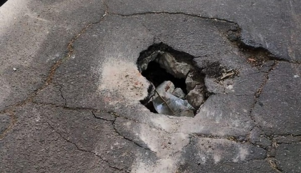 Preocupación entre los vecinos de calle 4 y 56 por un pozo profundo en medio del pavimento