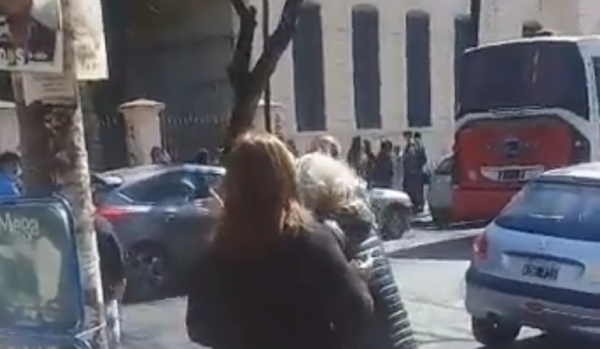 Madres y alumnas platenses se pelearon a los golpes a la salida de la Escuela 48