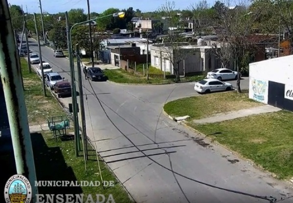 Captan a dos delincuentes robando un auto estacionado en Ensenada: uno fue capturado, el otro se dio a la fuga