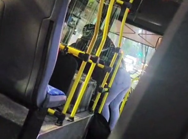 Un joven captó un insólito momento cuando se tomó el micro y se hizo viral: “Nos hizo bajar a todos”