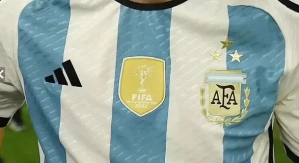 Se agot&oacute; la preventa de la camiseta de Argentina con las tres estrellas: &iquest;Cu&aacute;nto cuesta?