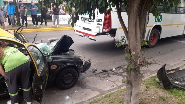 Un taxista impactó contra un micro en La Plata y fue rescatado entre los fierros del vehículo