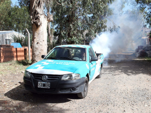 Avanzan con la prevención y los operativos de fumigación contra el dengue en distintos barrios de La Plata