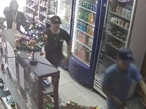 Violento robo en un kiosco de La Plata: a punta de pistola amenazaron a los empleados y se llevaron toda la recaudación