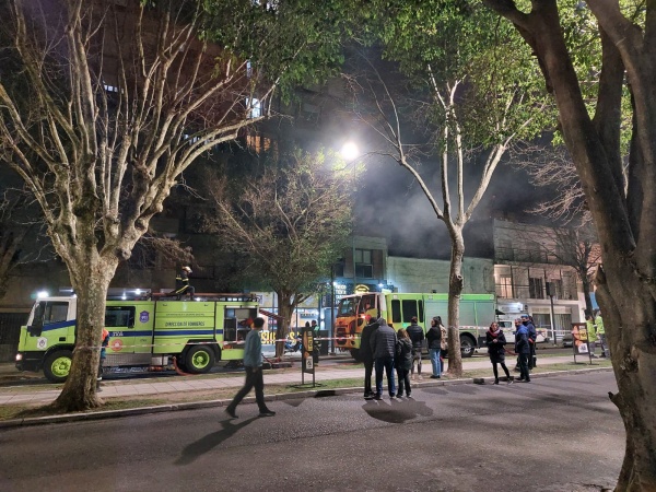 Incendio en un edificio de La Plata a metros de Plaza Moreno