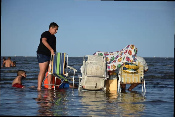 Los vecinos disfrutaron de la playa en Punta Lara